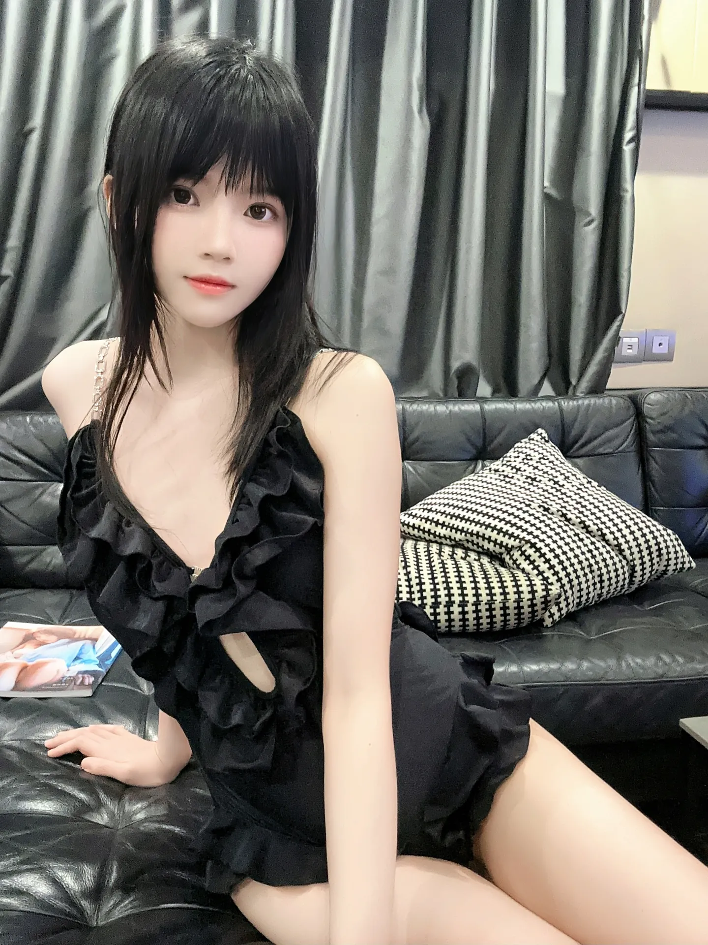 桜桃喵 – 写真 – 银色高跟鞋[8P – 50.89MB]