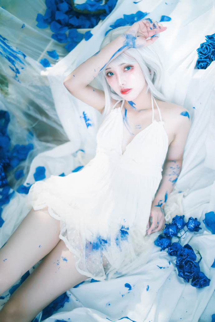 在我荒瘠的土地上，你是最后的玫瑰。