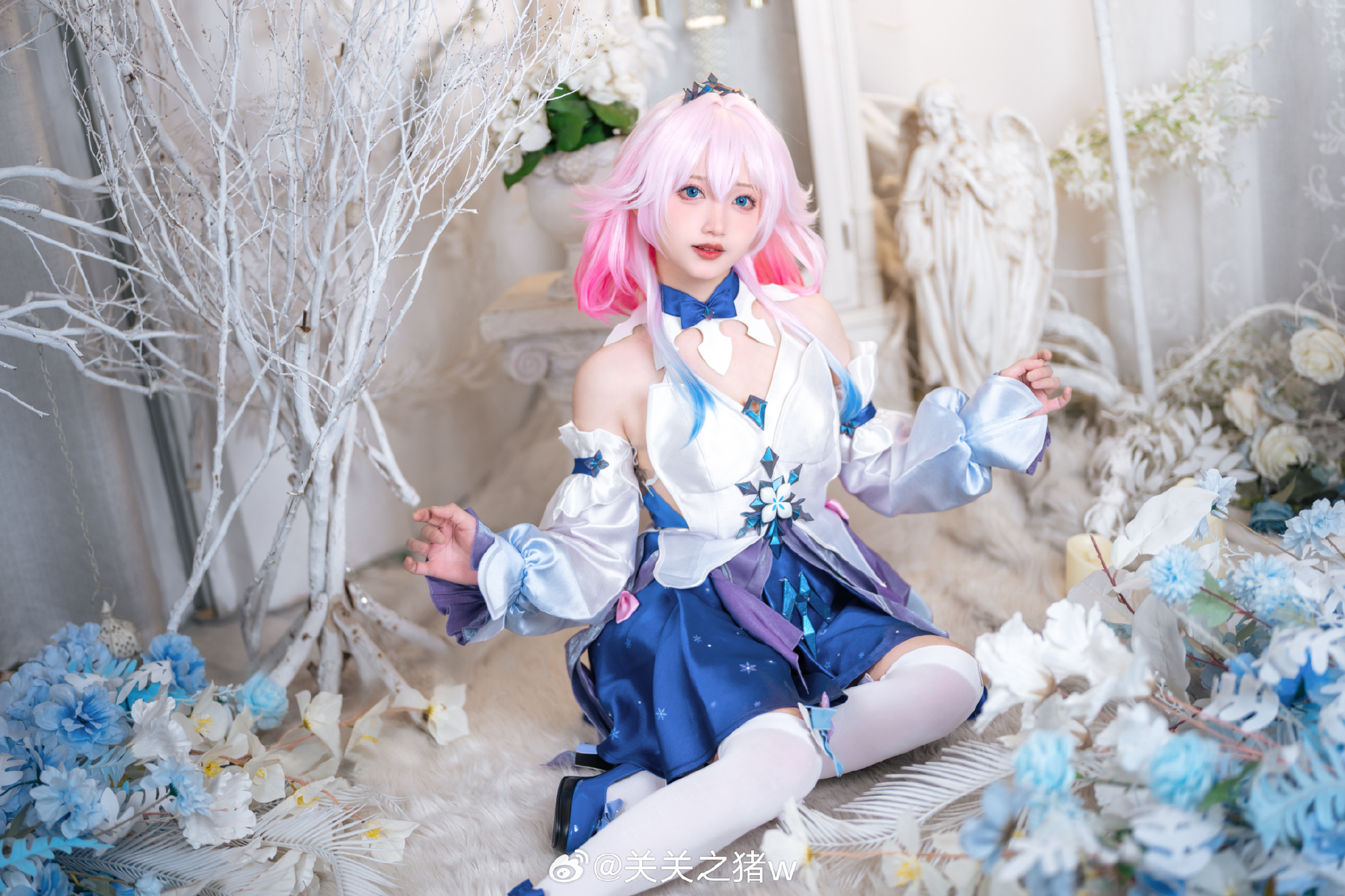 天光渐暗，暮色里遗漏了一丝蓝，星辰便从中亮起。