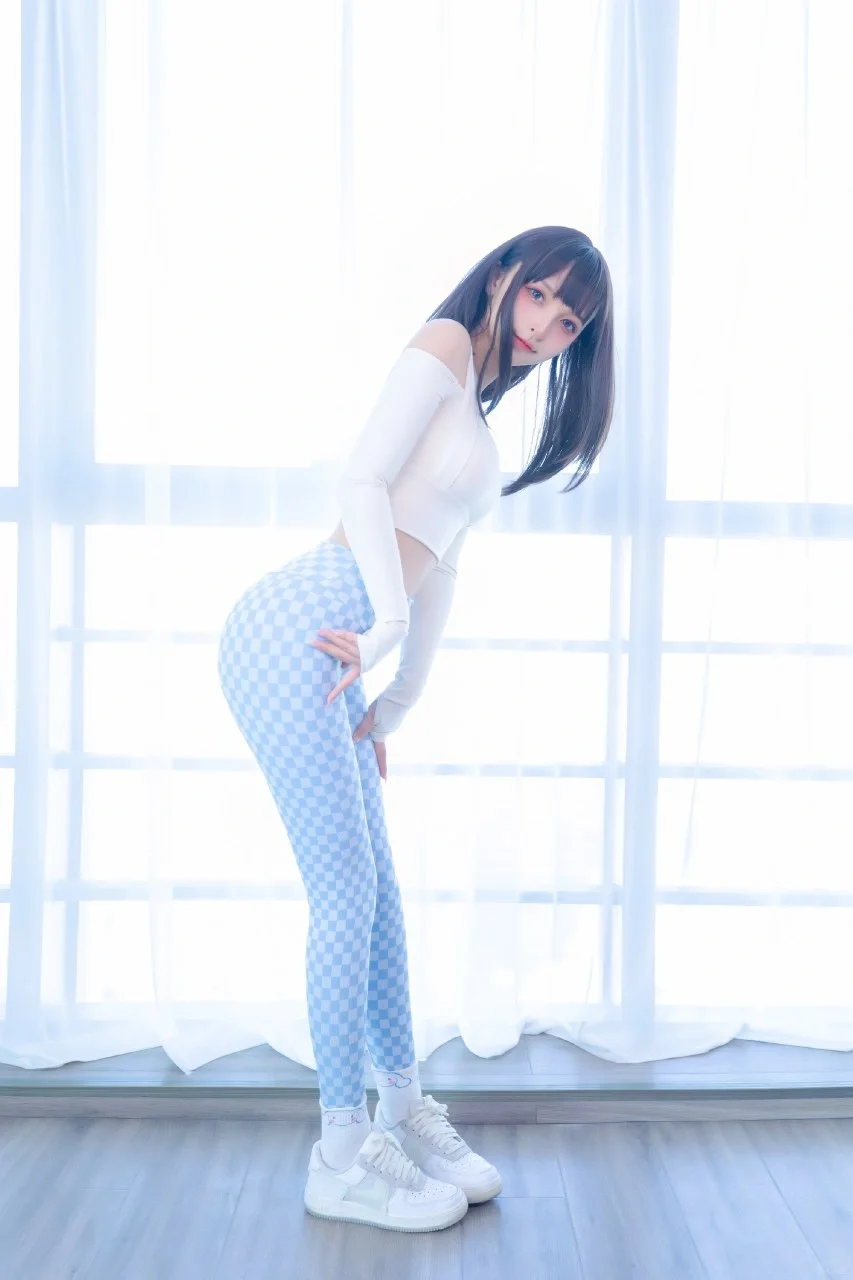 神楽坂真冬 – 《蓝白格》魅力演绎