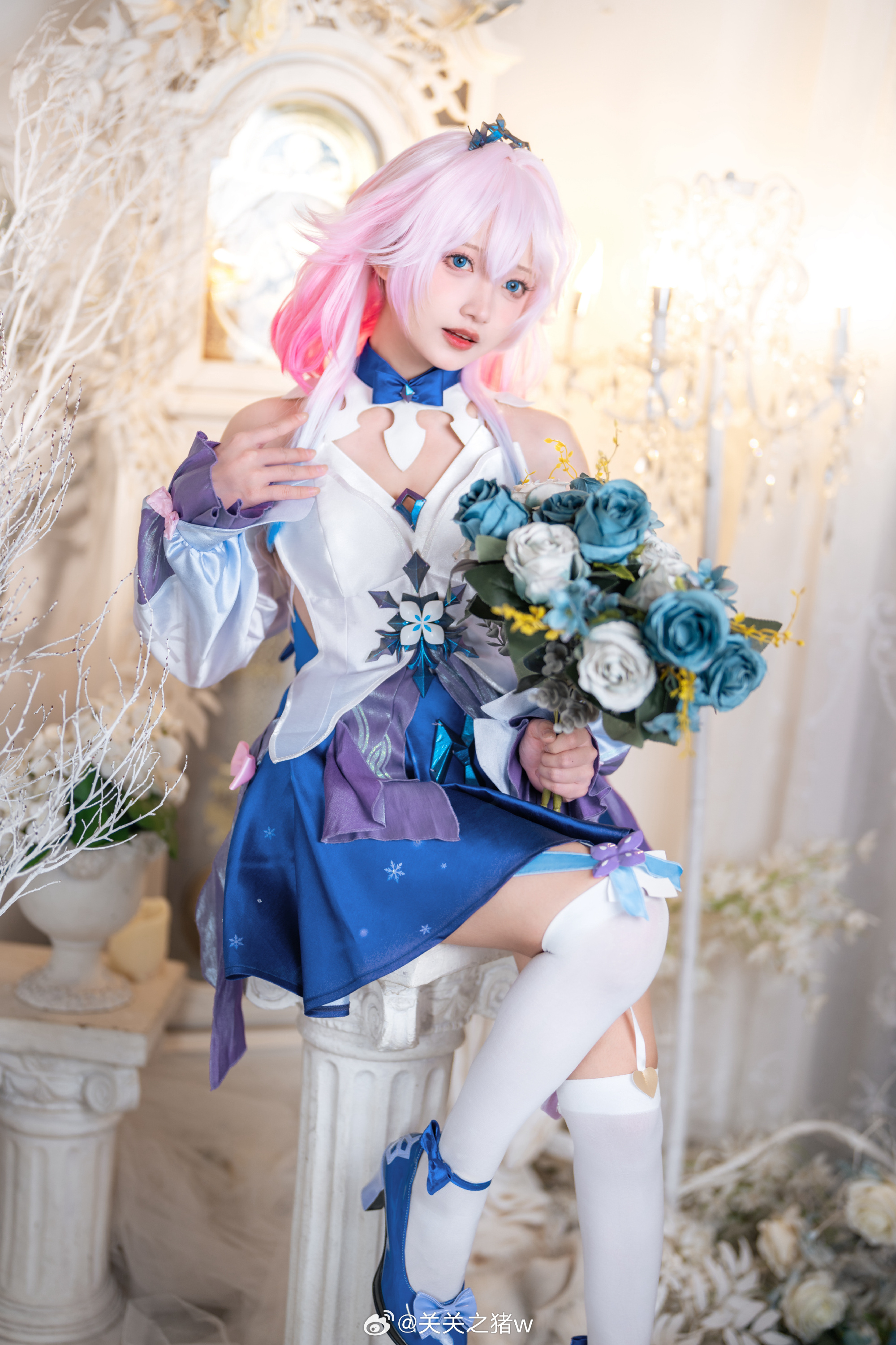 天光渐暗，暮色里遗漏了一丝蓝，星辰便从中亮起。