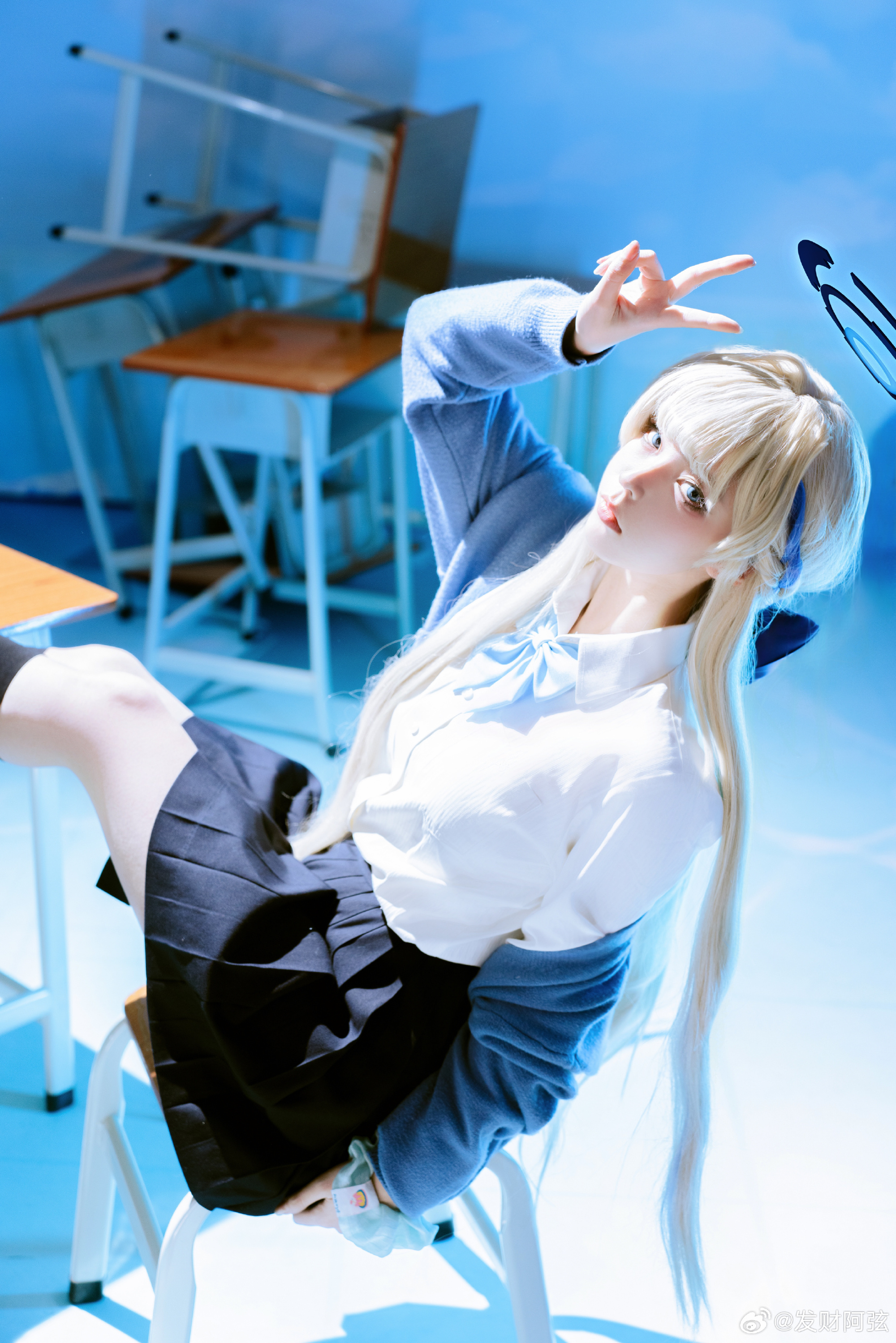 旁人的体温紧贴在背后，浑浊的空调风扑面而来