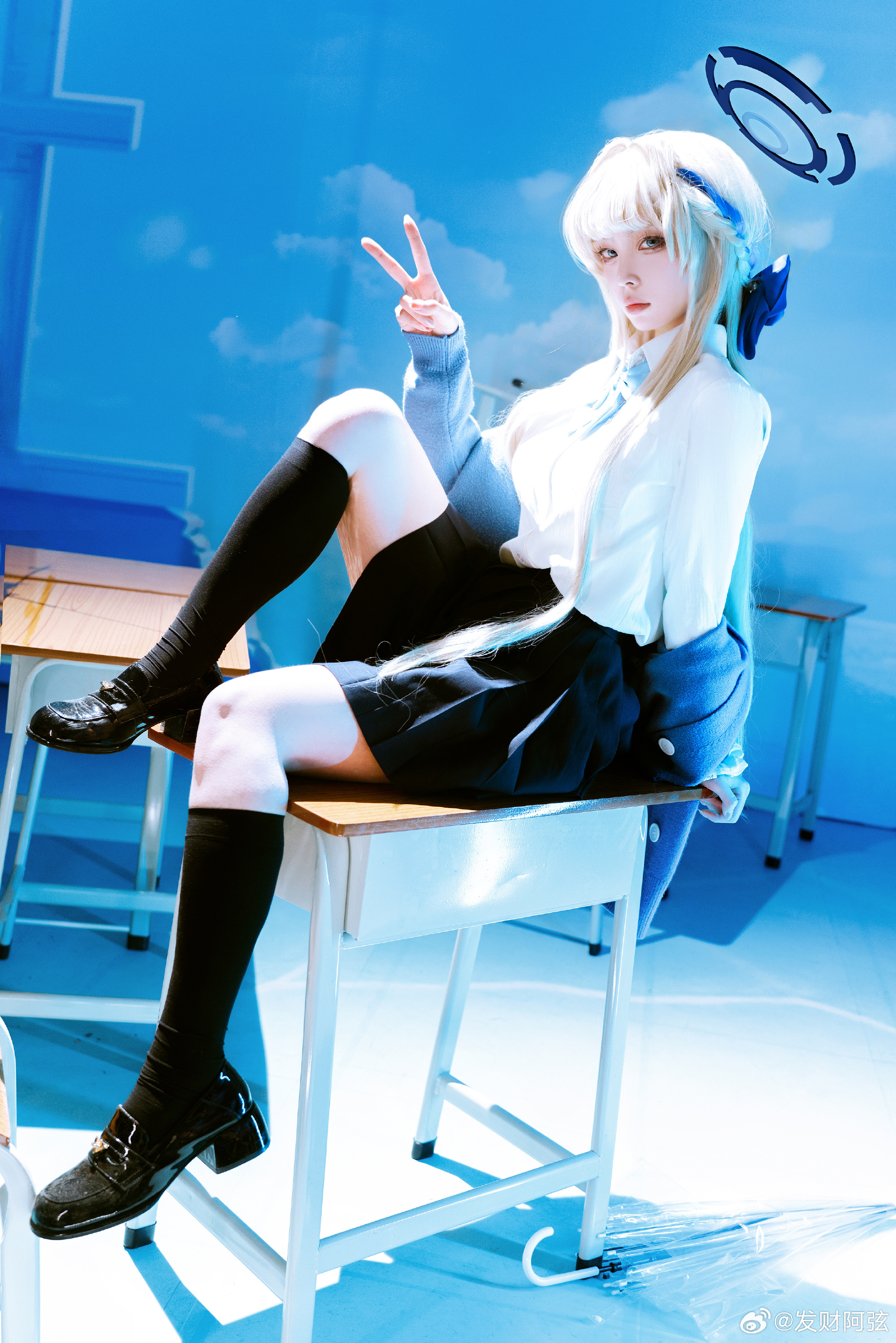 旁人的体温紧贴在背后，浑浊的空调风扑面而来