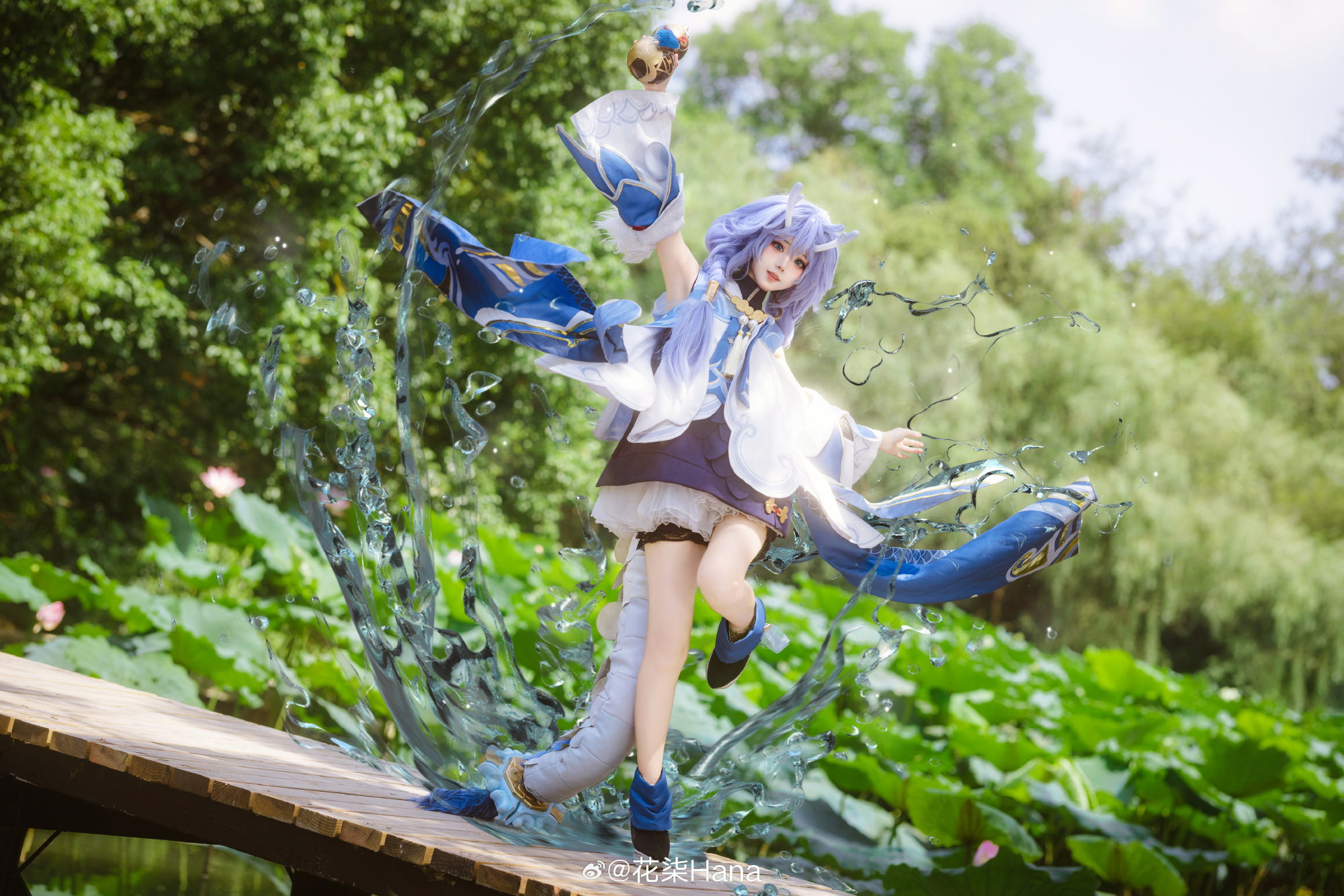 出门前打扮一番却只为了买一瓶水