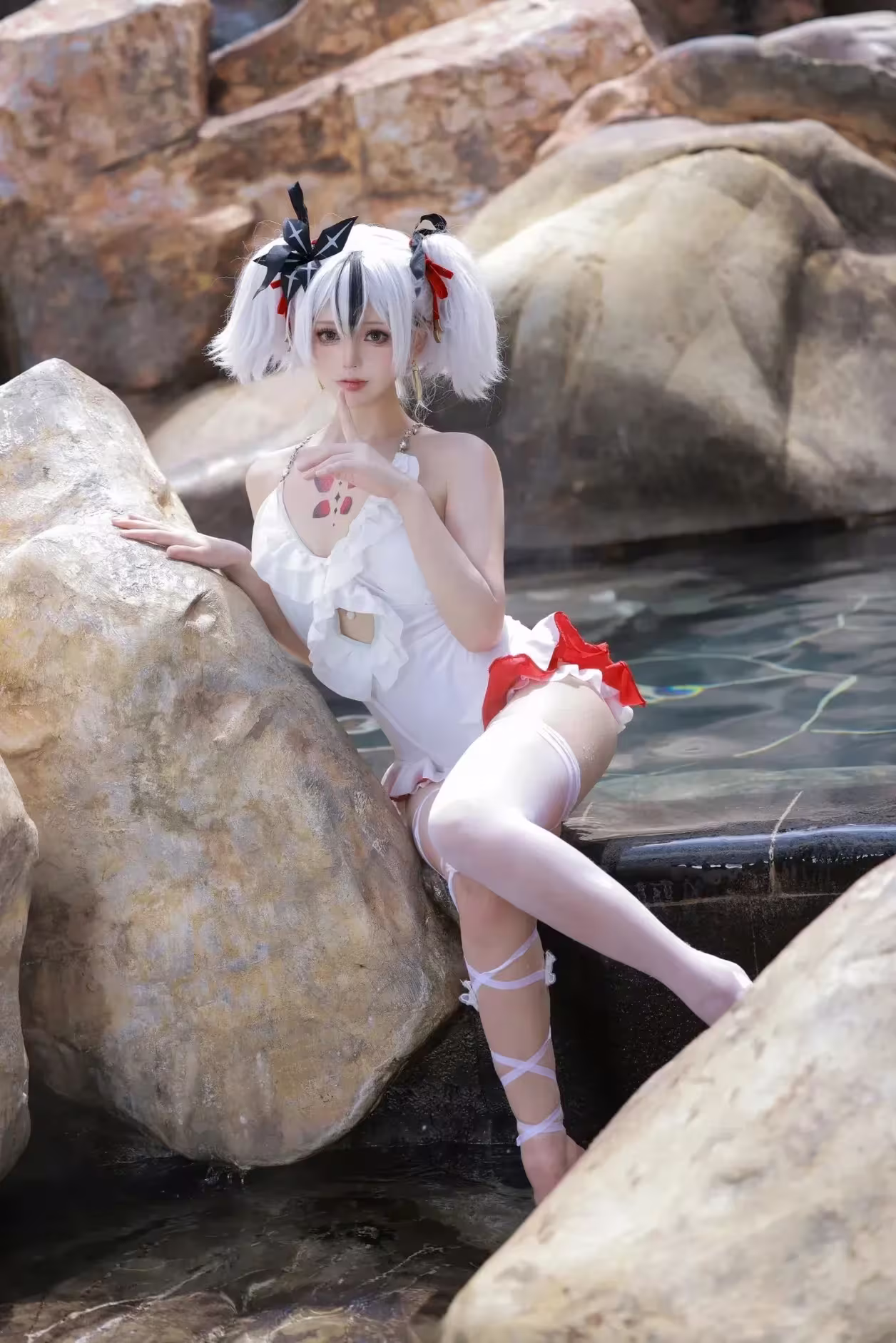 惹人怜悯的泳装白毛小姐姐 – 鸣潮COS 椿