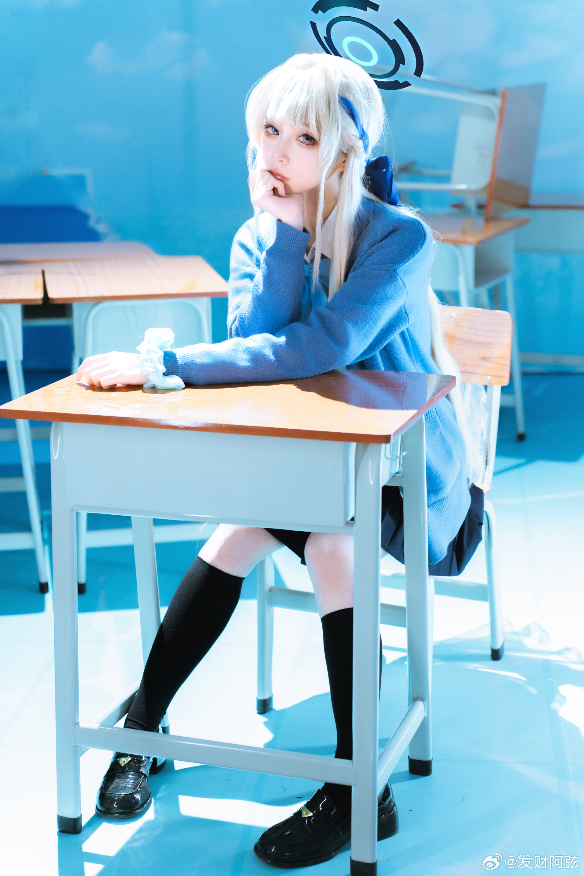 旁人的体温紧贴在背后，浑浊的空调风扑面而来