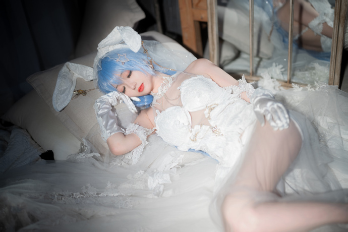 是花园兔子的婚纱皮呀~原谅我没有花园的万分之一可爱呜呜qwq