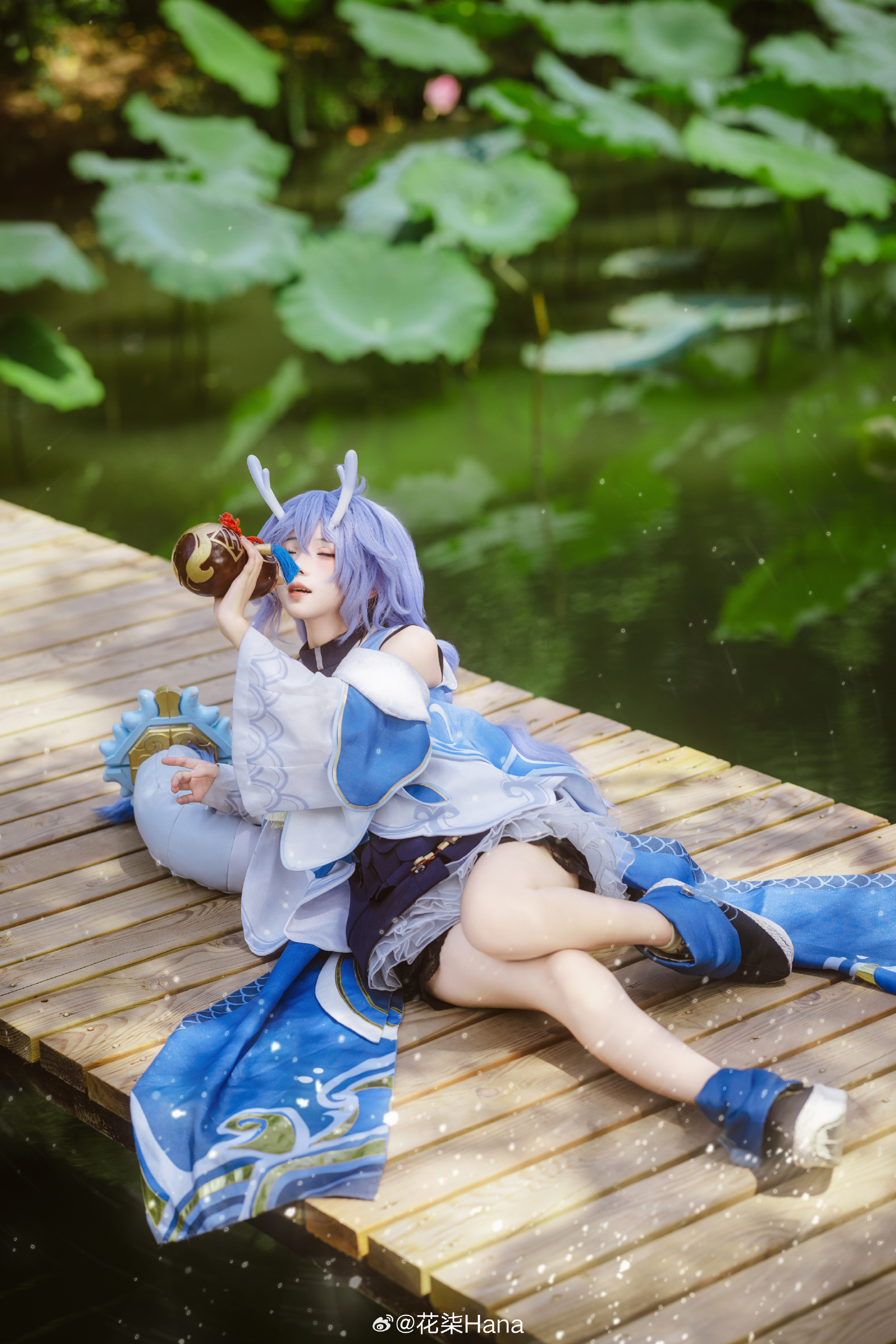 出门前打扮一番却只为了买一瓶水