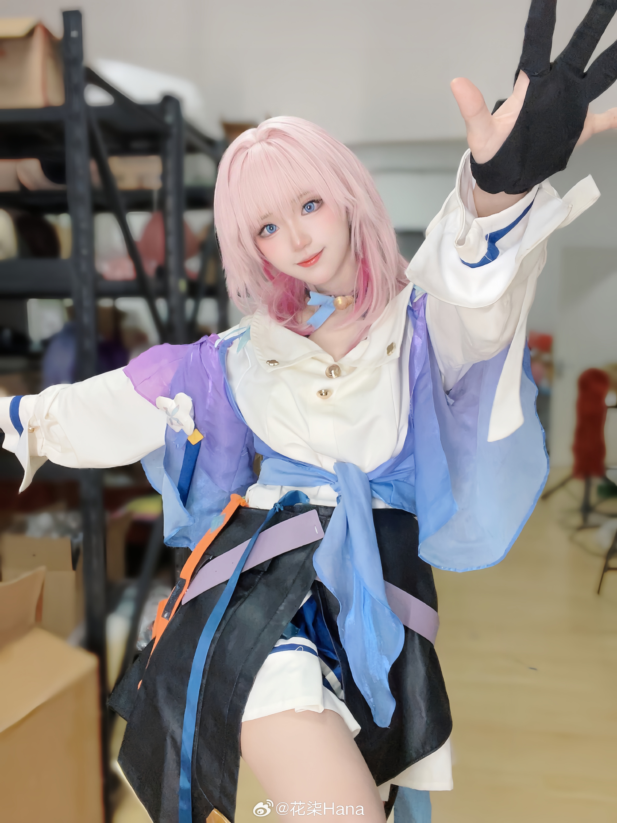 晚霞把窗户镀上了火，归来的人眼中就有了温度