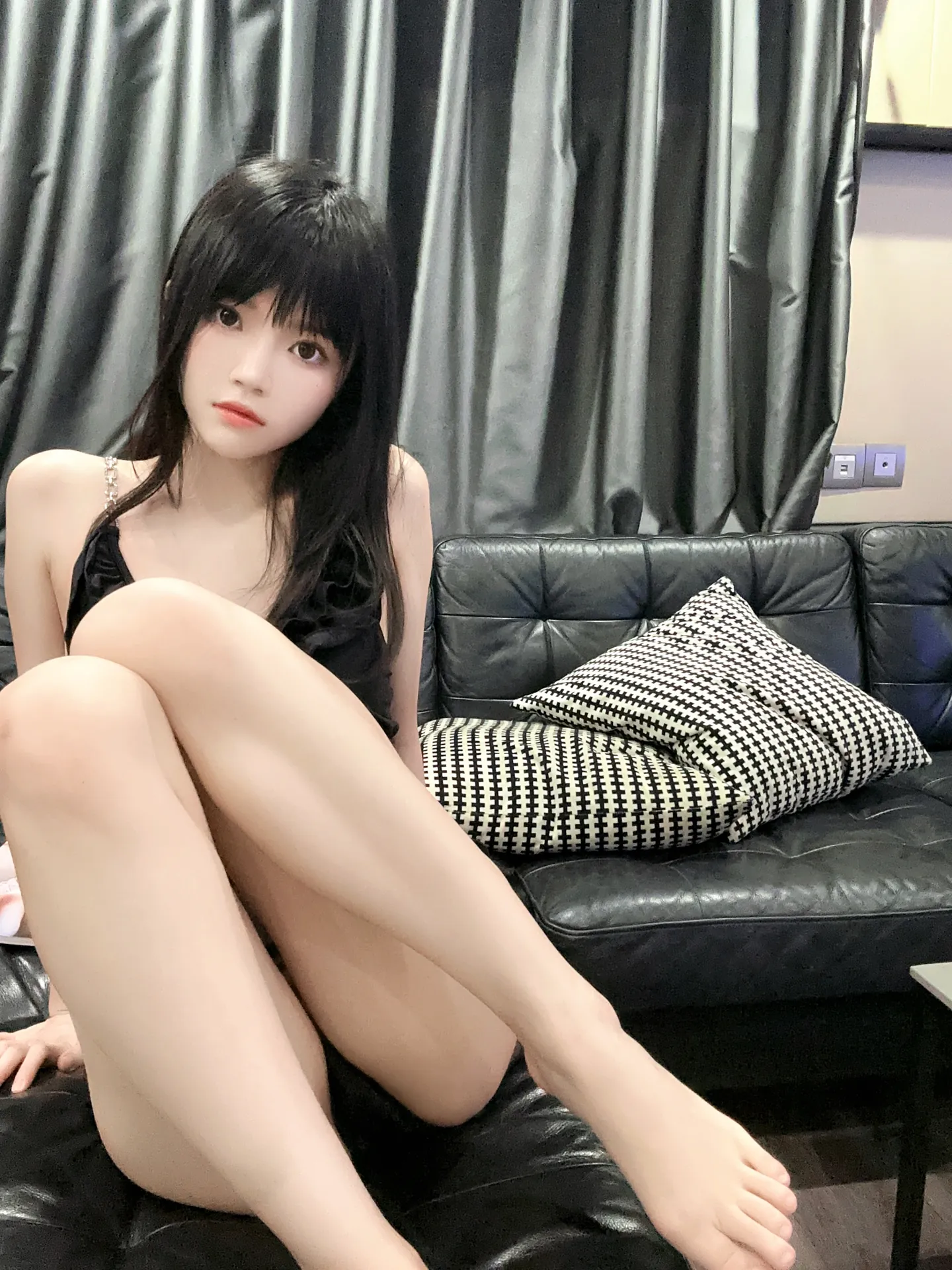 桜桃喵 – 写真 – 银色高跟鞋[8P – 50.89MB]