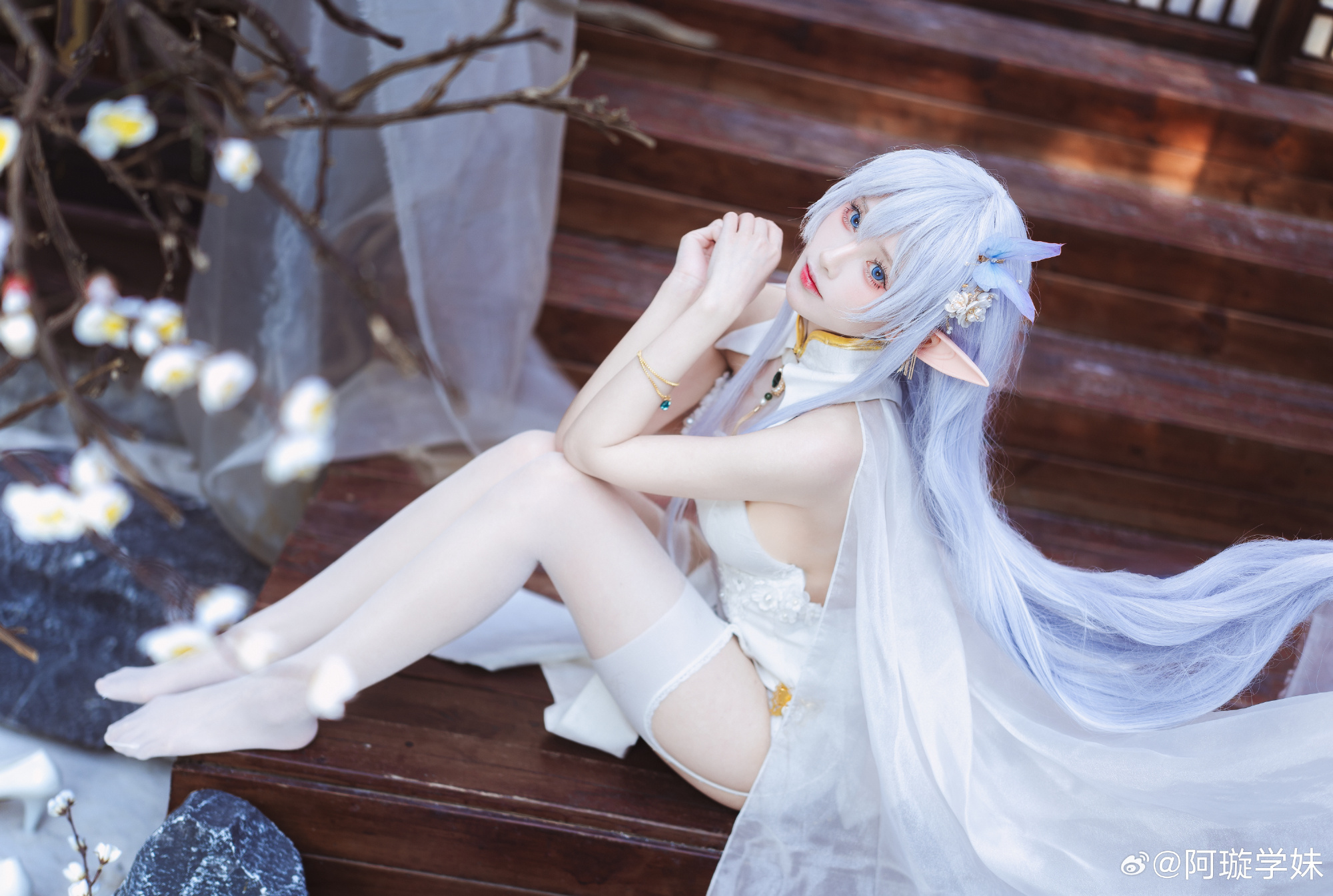 Cosplay | 没想到像这样在阁楼上吹着晚风、闻着淡淡的花香，也很惬意呢