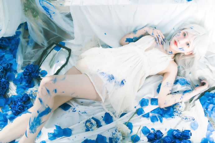 在我荒瘠的土地上，你是最后的玫瑰。