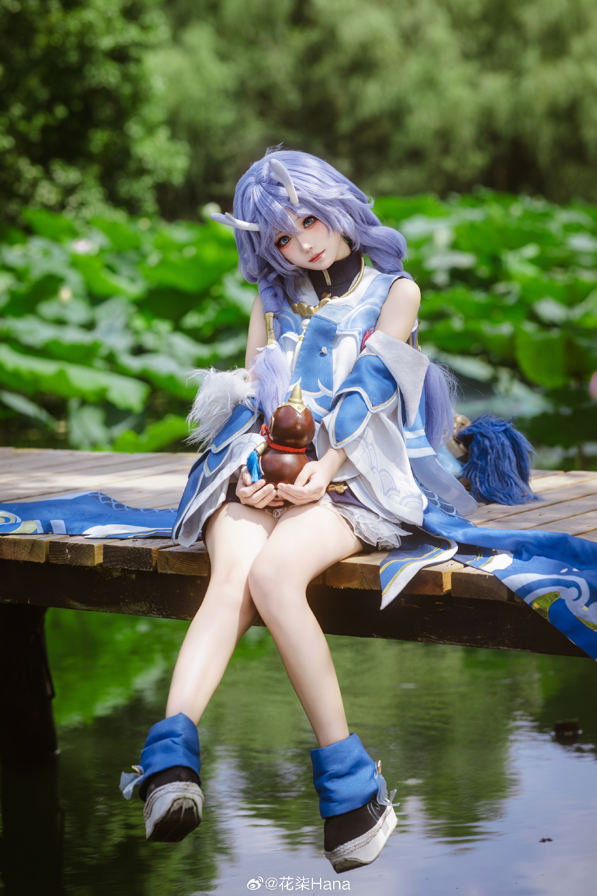 出门前打扮一番却只为了买一瓶水