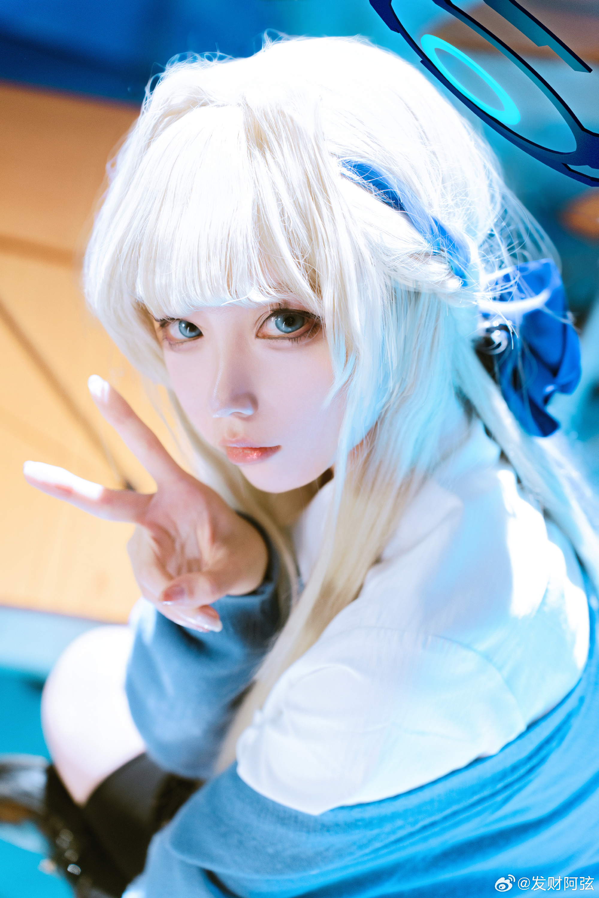 旁人的体温紧贴在背后，浑浊的空调风扑面而来