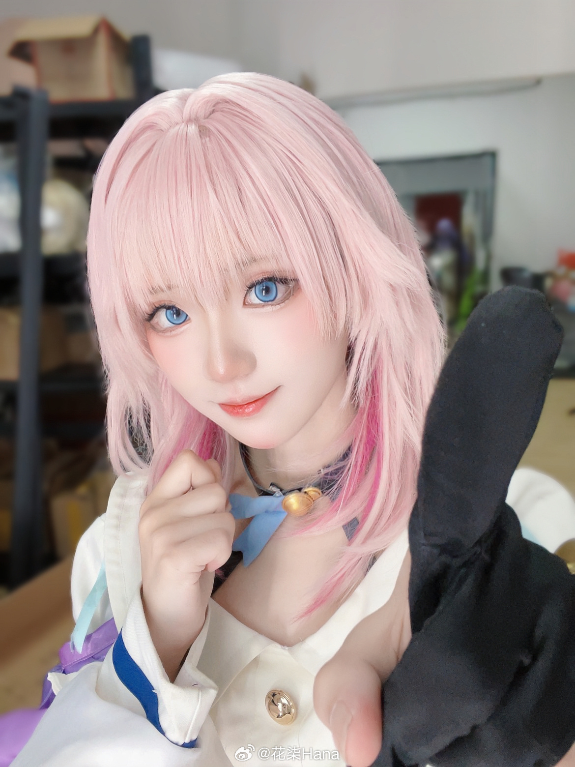 晚霞把窗户镀上了火，归来的人眼中就有了温度