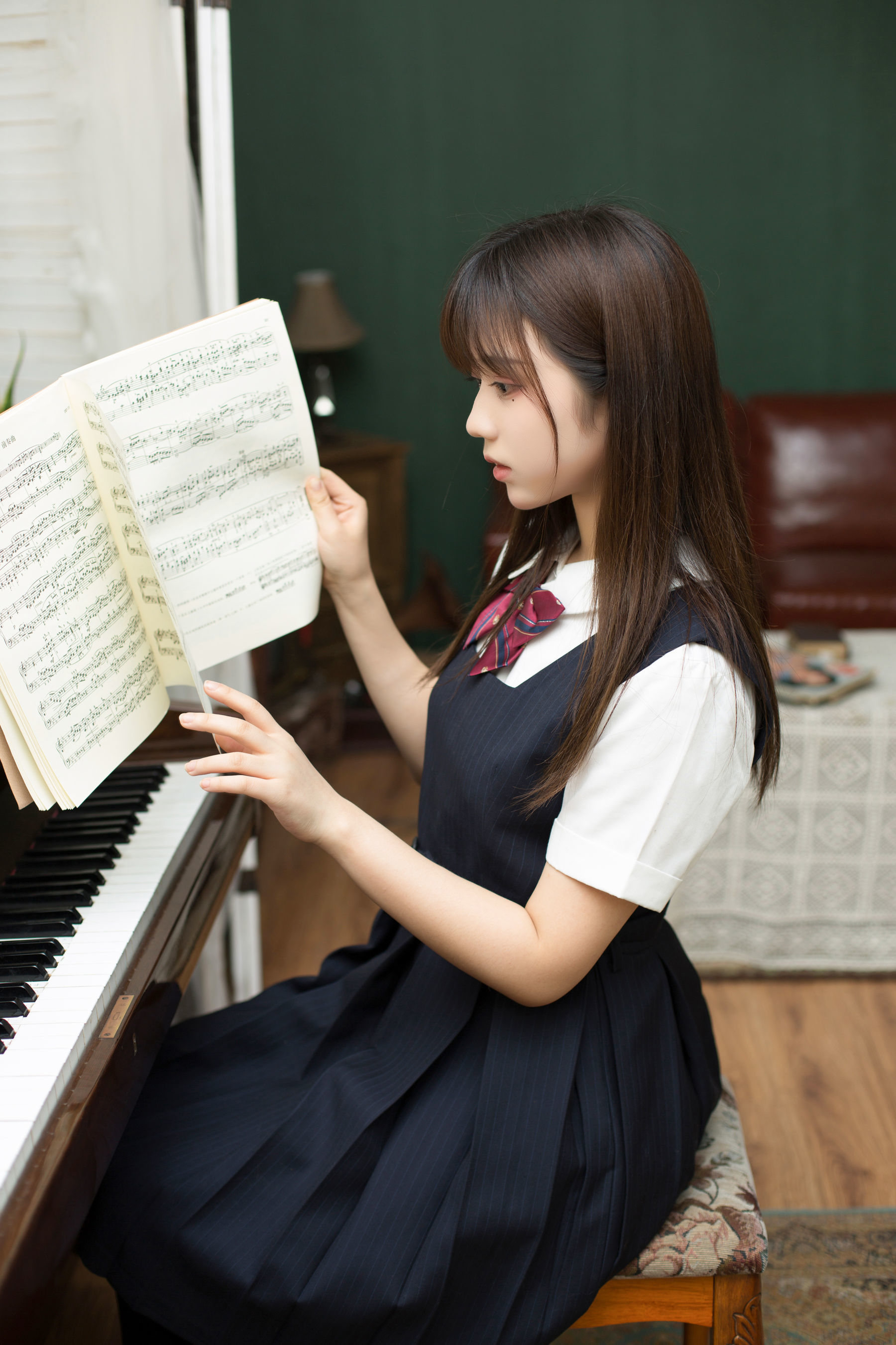 5ae6e-3.jpg 有这文静学妹,那你还想着逃课吗