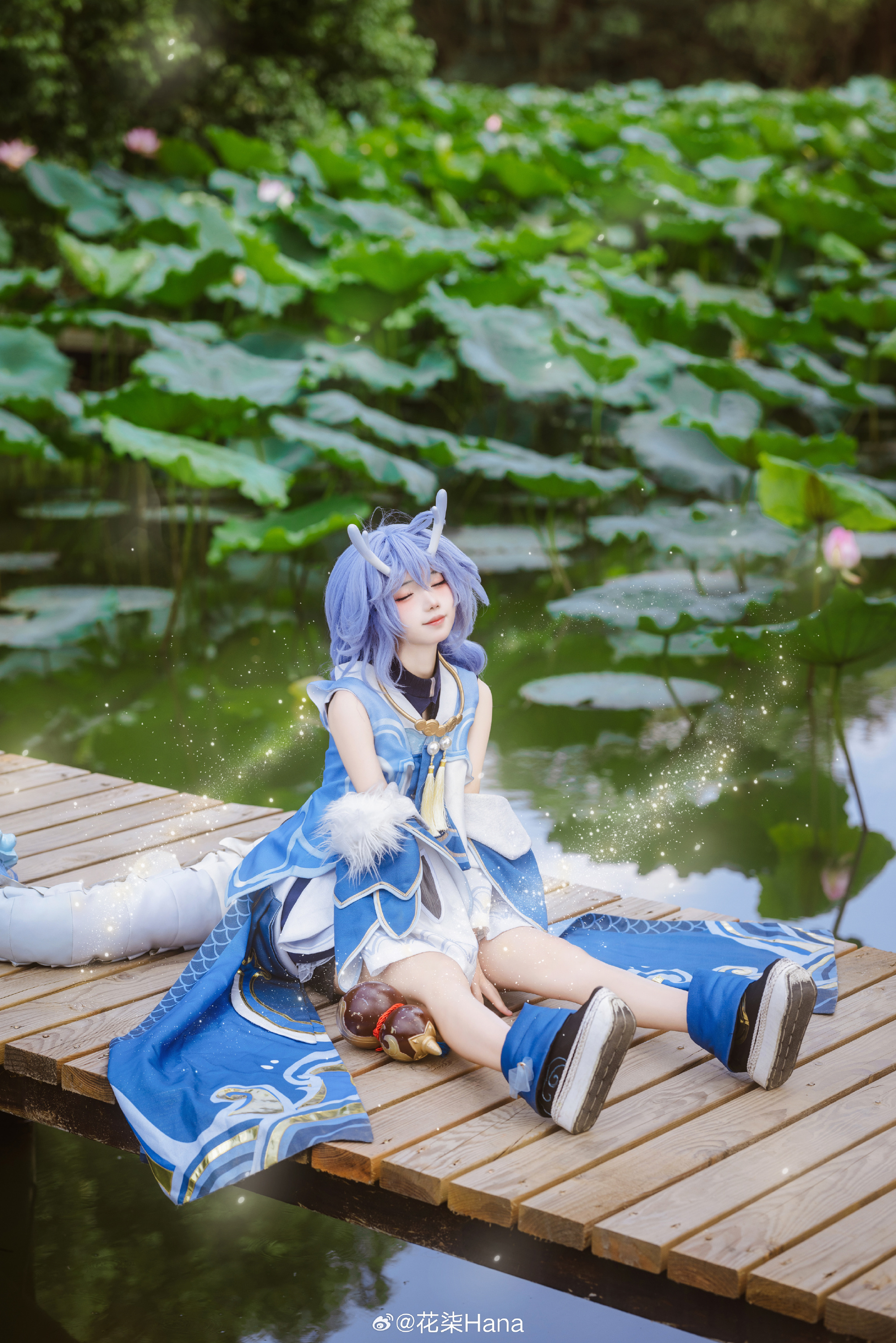 出门前打扮一番却只为了买一瓶水