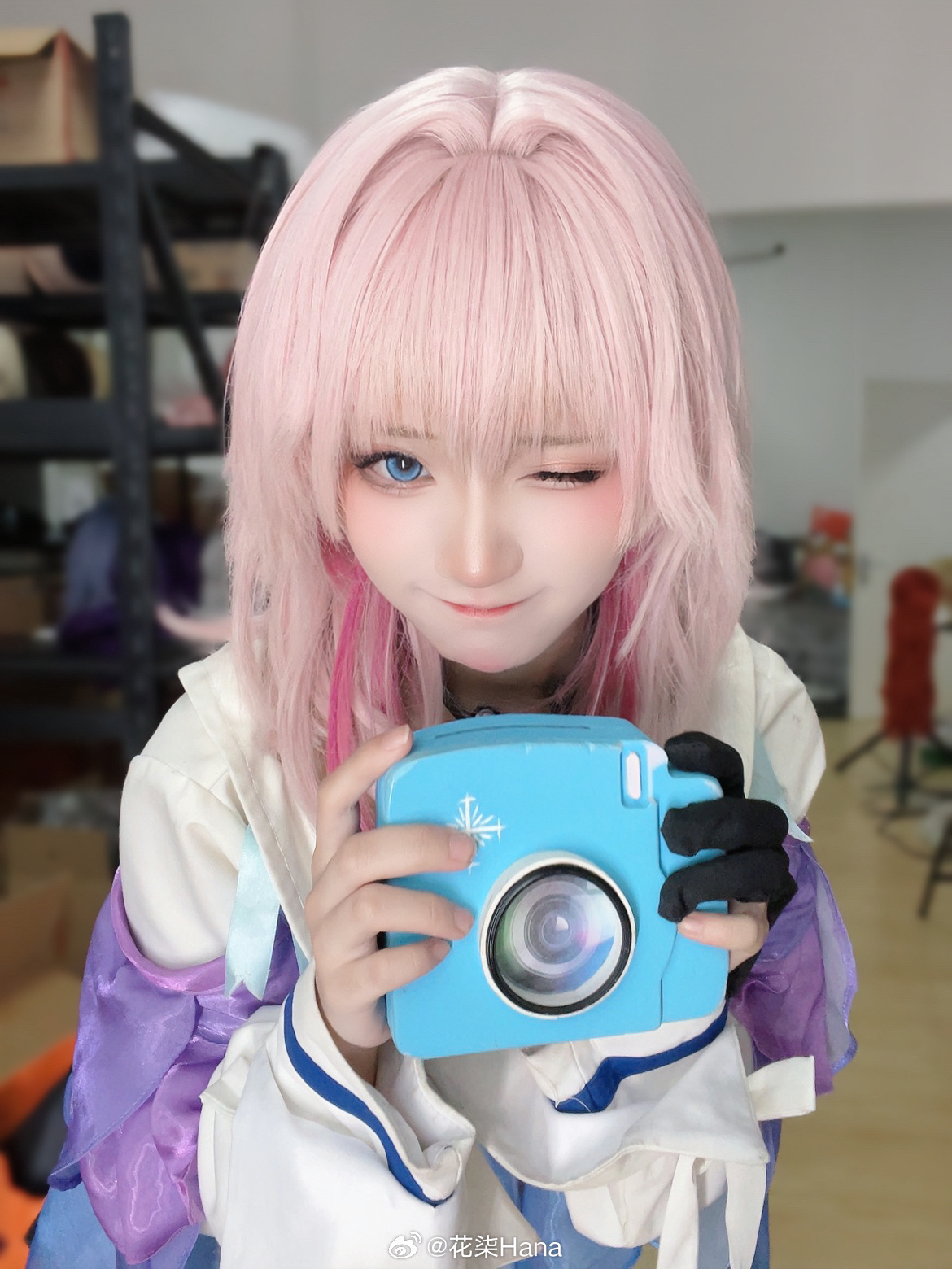 晚霞把窗户镀上了火，归来的人眼中就有了温度