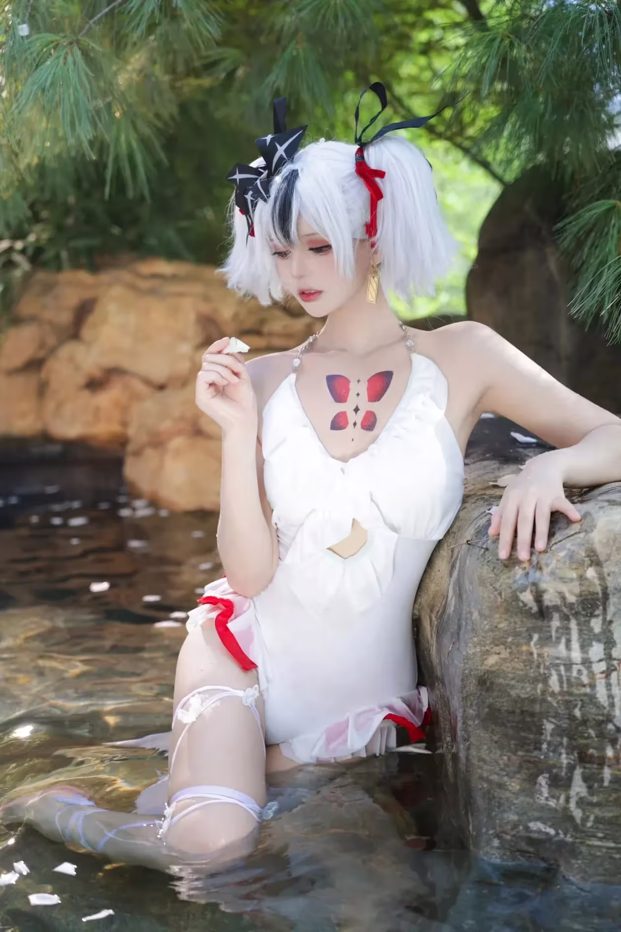 惹人怜悯的泳装白毛小姐姐 – 鸣潮COS 椿