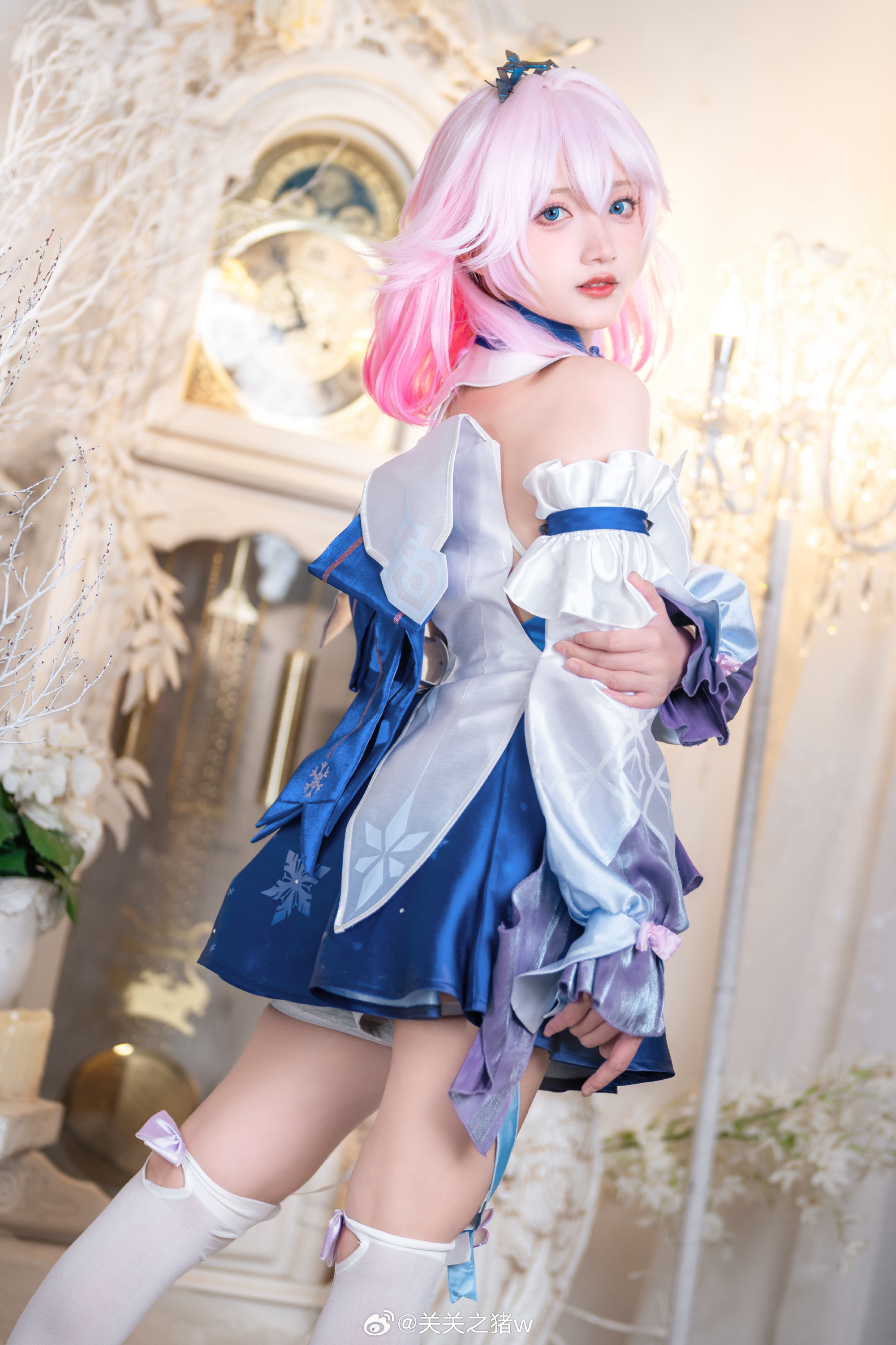 天光渐暗，暮色里遗漏了一丝蓝，星辰便从中亮起。