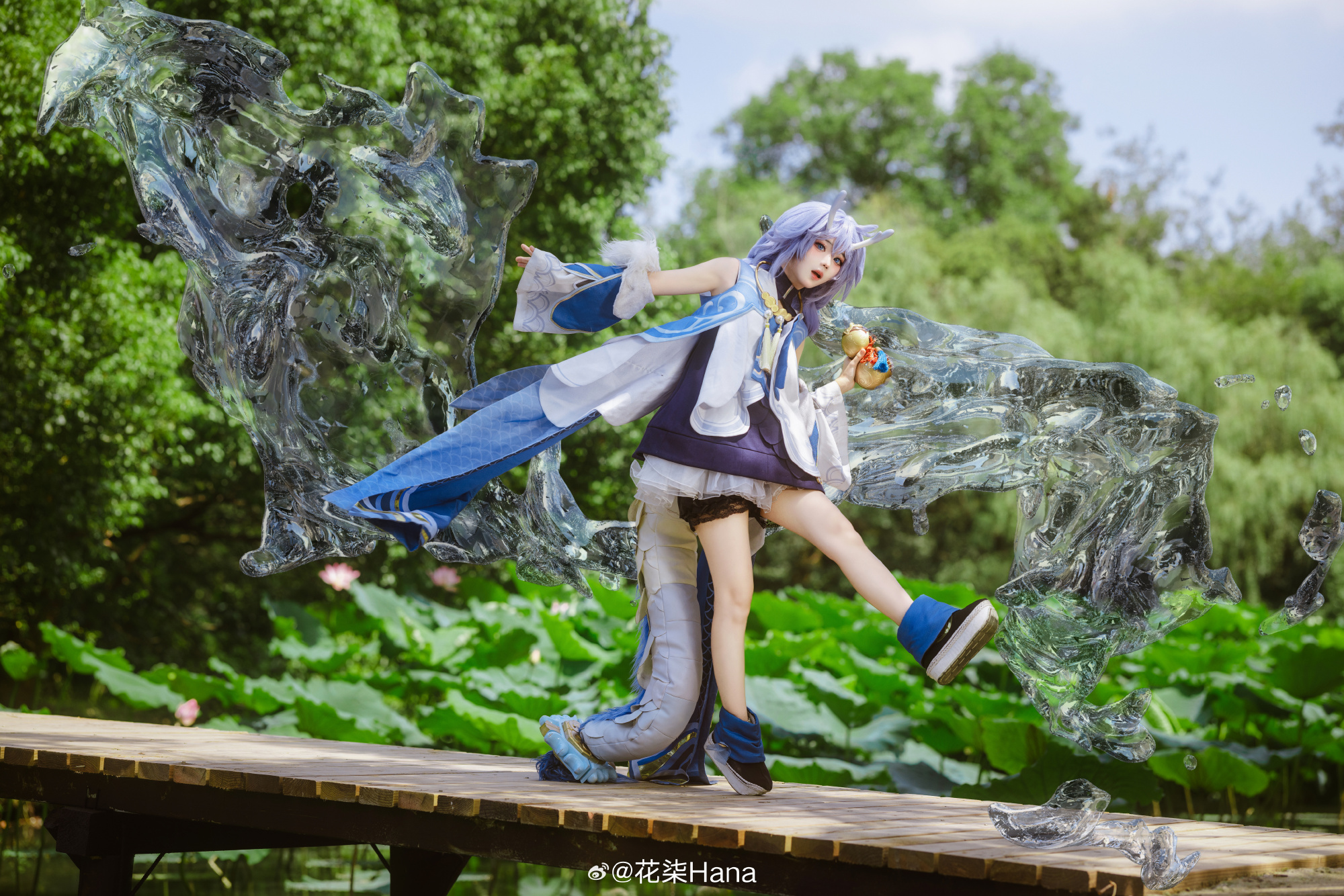 出门前打扮一番却只为了买一瓶水