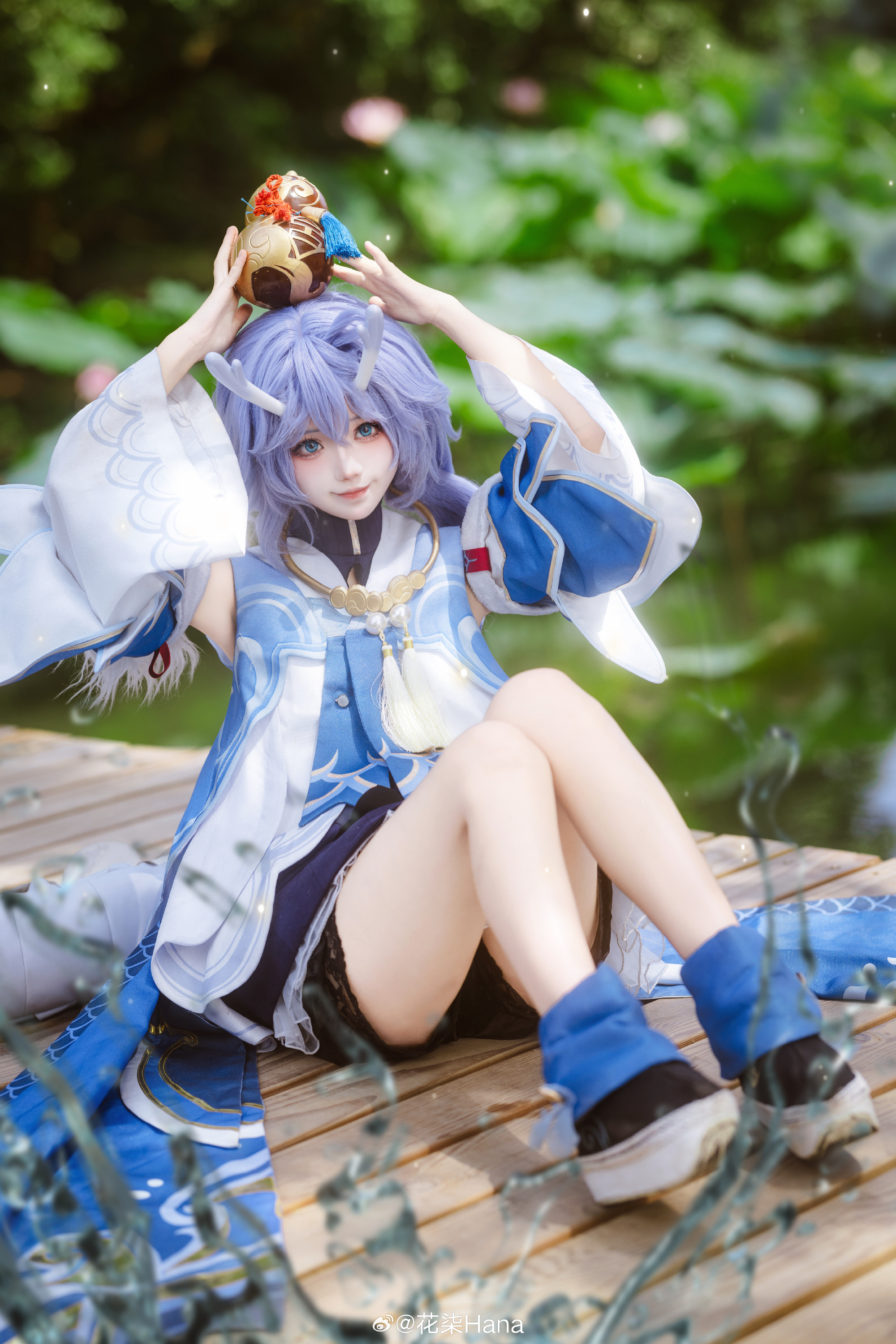 出门前打扮一番却只为了买一瓶水