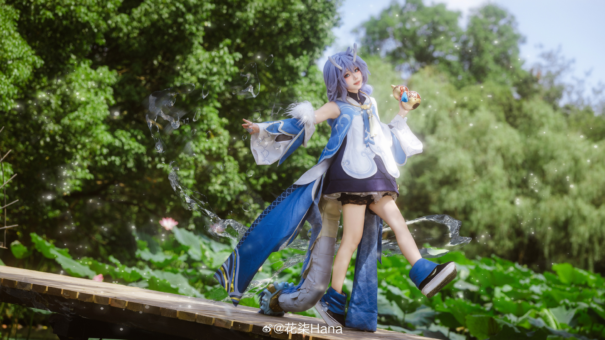 出门前打扮一番却只为了买一瓶水