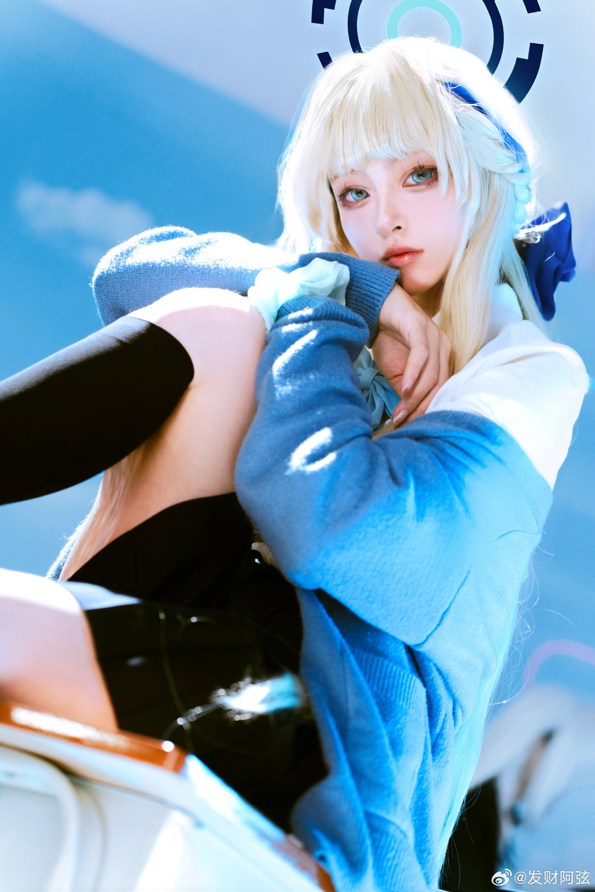 旁人的体温紧贴在背后，浑浊的空调风扑面而来