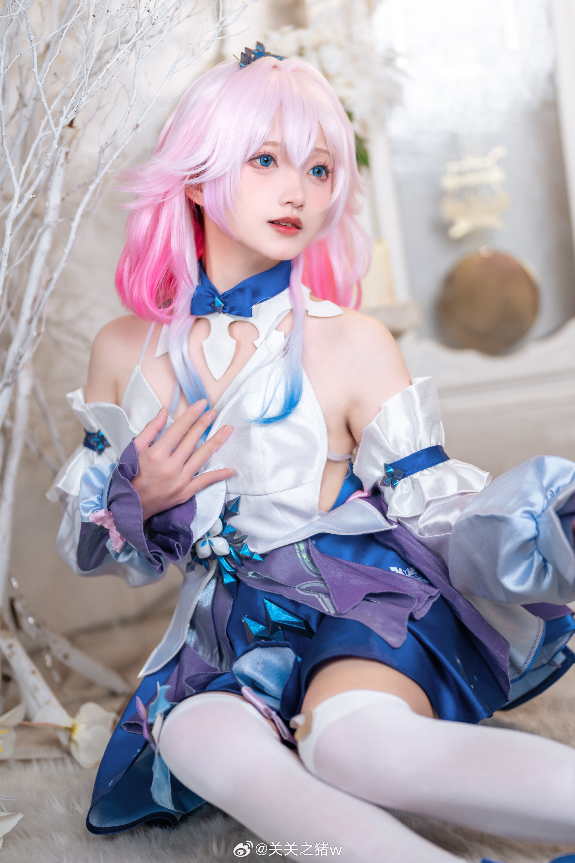 天光渐暗，暮色里遗漏了一丝蓝，星辰便从中亮起。