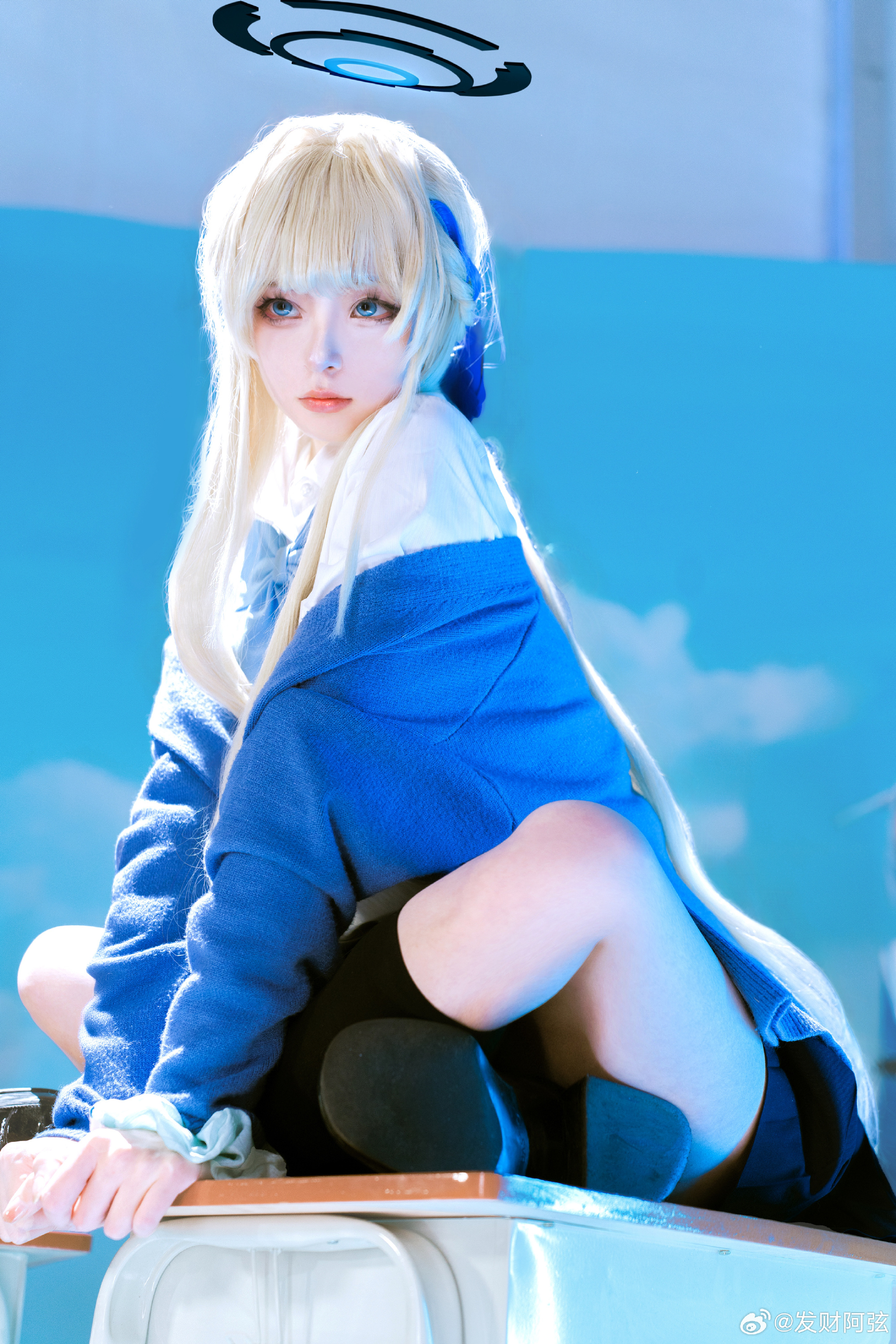 旁人的体温紧贴在背后，浑浊的空调风扑面而来