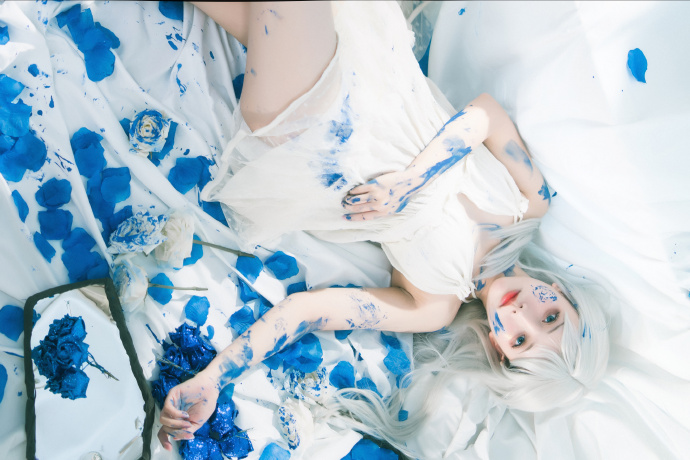 在我荒瘠的土地上，你是最后的玫瑰。