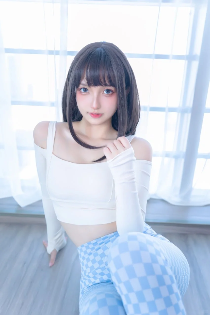 神楽坂真冬 – 《蓝白格》魅力演绎