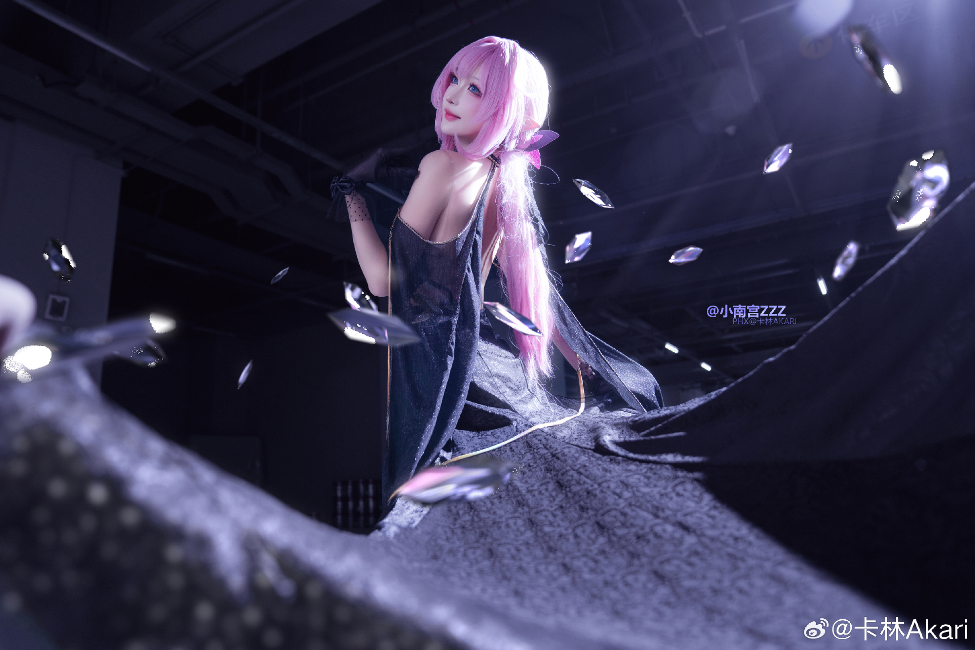 即使生活跌进尘埃,梦想也要举得高高的