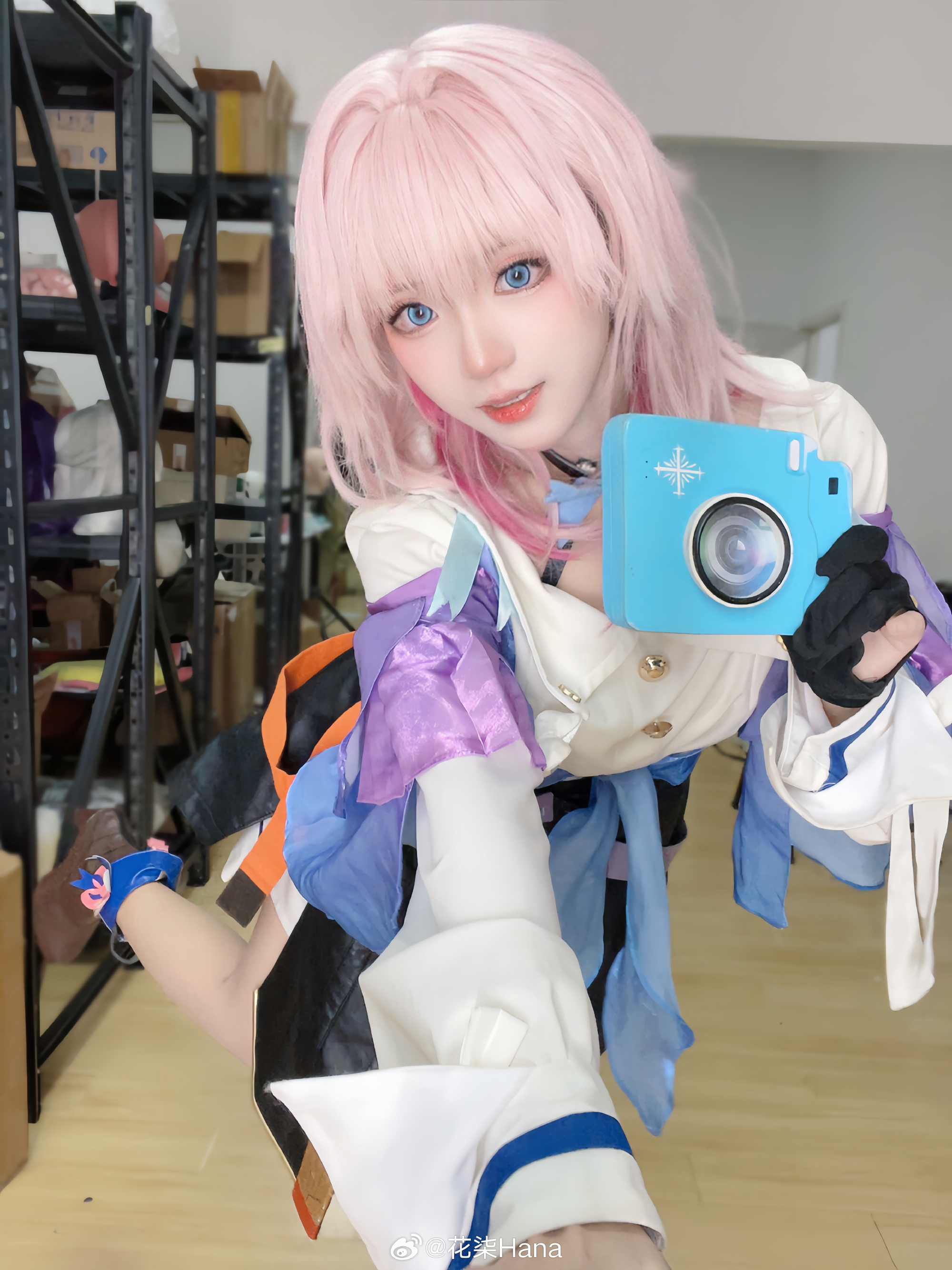 晚霞把窗户镀上了火，归来的人眼中就有了温度